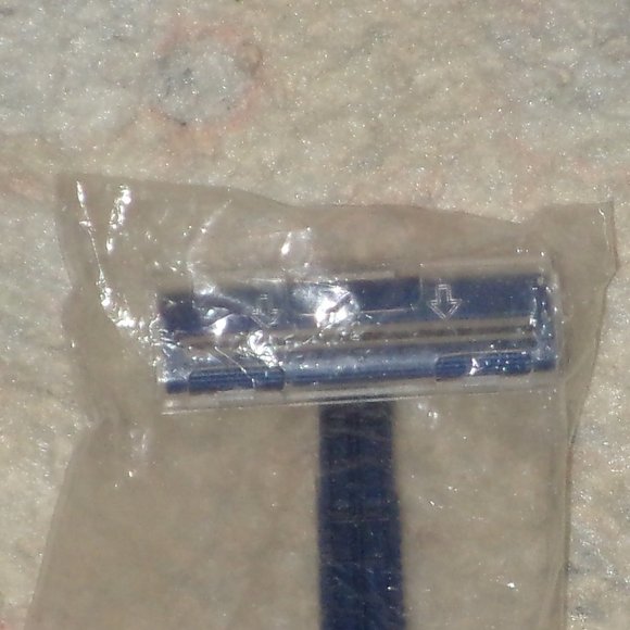 Blue Plastic Men's Disposable Shaving Razor Never Used - Picture 6 of 13